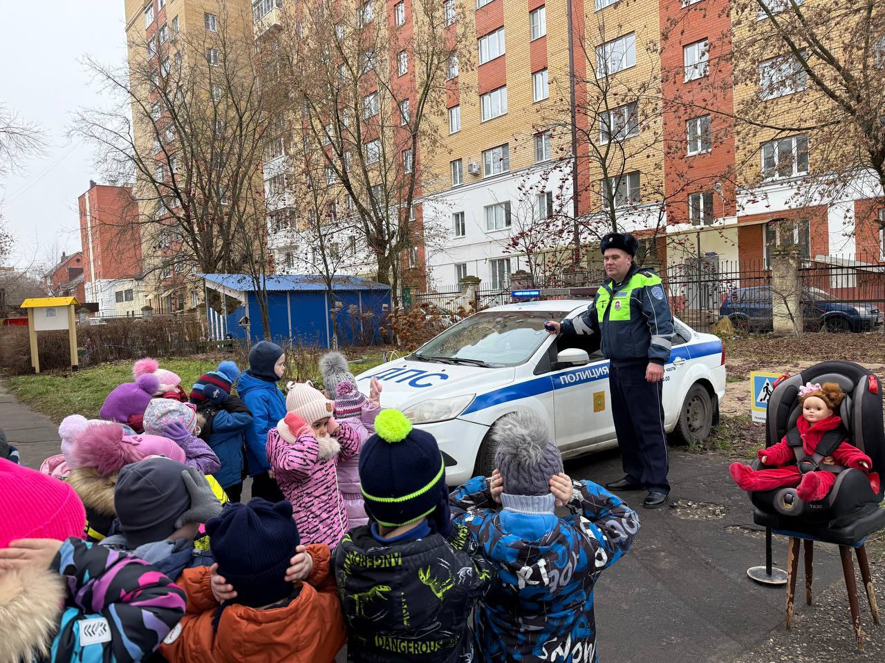 04 декабря сотрудники тверской Госавтоинспекции провели с дошкольниками из ДОУ № 21 занятие «Я соблюдаю ПДД» 04 декабря сотрудники тверской Госавтоинспекции провели с дошкольниками из ДОУ № 21 занятие «Я соблюдаю ПДД»