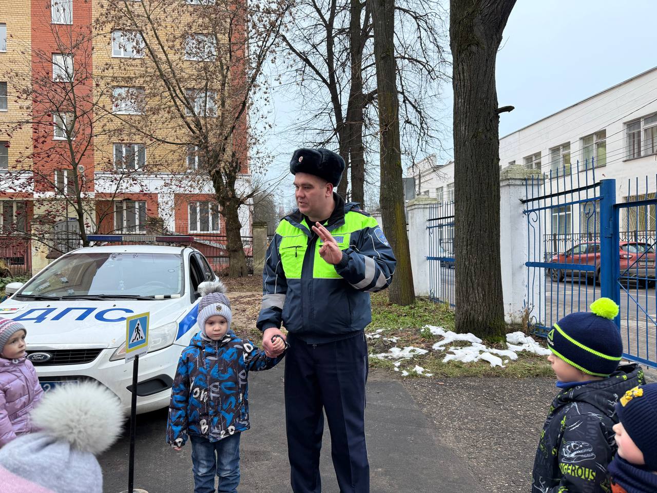 04 декабря сотрудники тверской Госавтоинспекции провели с дошкольниками из ДОУ № 21 занятие «Я соблюдаю ПДД» 04 декабря сотрудники тверской Госавтоинспекции провели с дошкольниками из ДОУ № 21 занятие «Я соблюдаю ПДД»