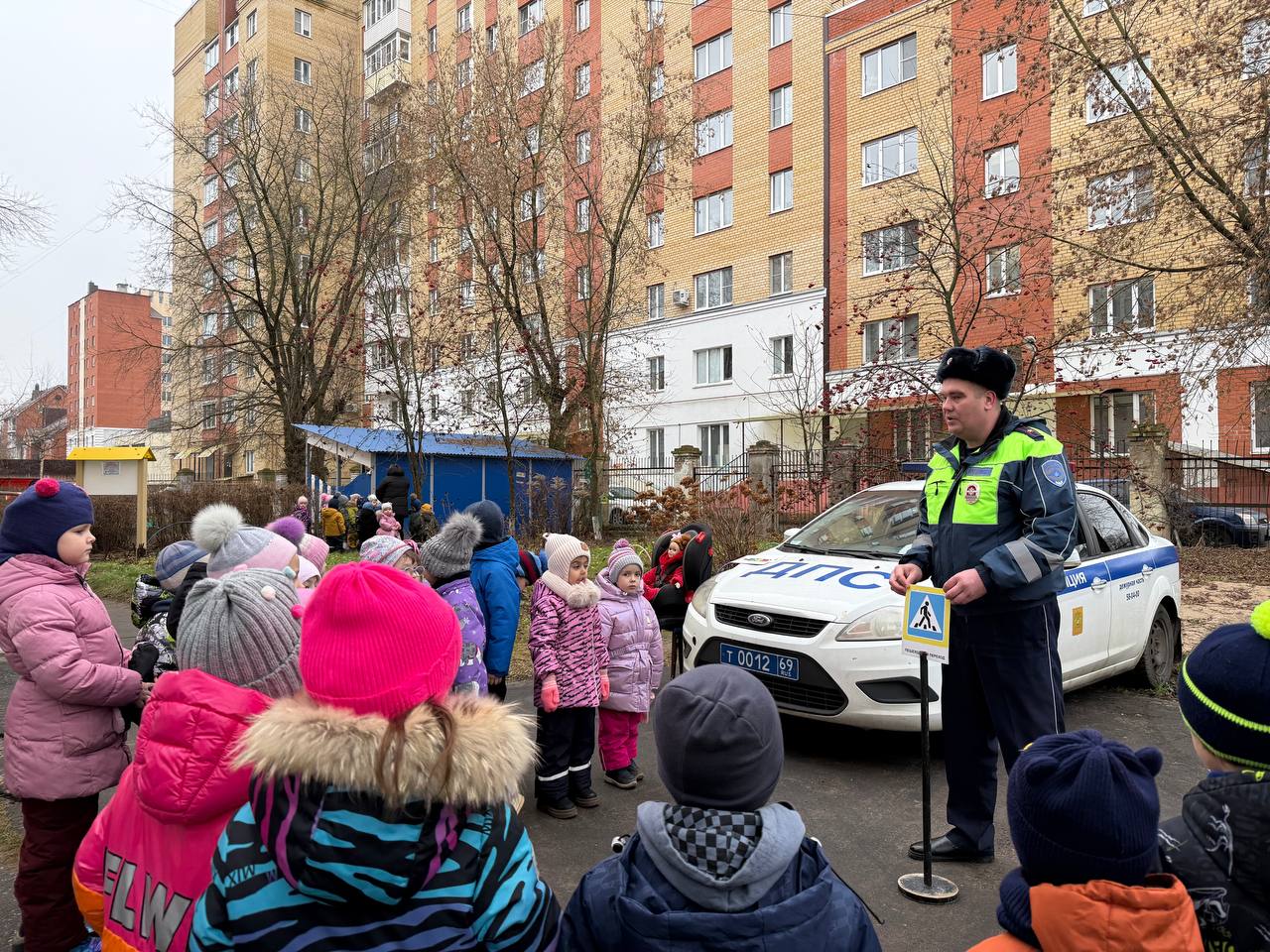 04 декабря сотрудники тверской Госавтоинспекции провели с дошкольниками из ДОУ № 21 занятие «Я соблюдаю ПДД» 04 декабря сотрудники тверской Госавтоинспекции провели с дошкольниками из ДОУ № 21 занятие «Я соблюдаю ПДД»