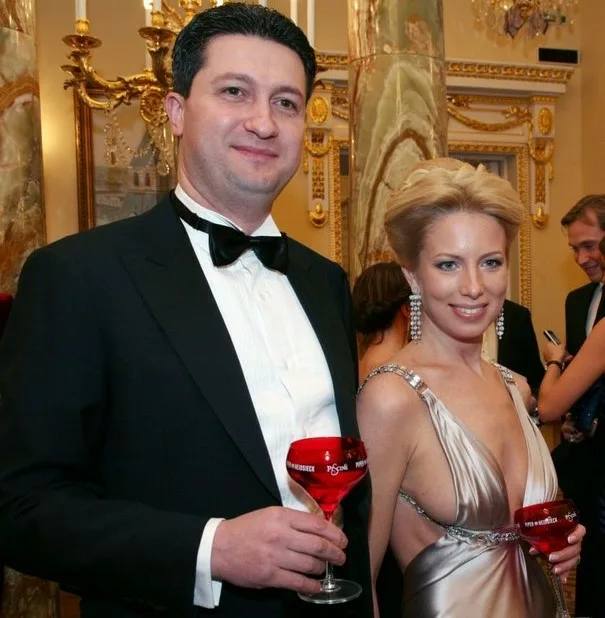 У ВОРА ЗАБРАЛИ ВСЁ. Суд изъял у экс-замминистра обороны Тимура Иванова ВСЁ ИМУЩЕСТВО, включая недвижимость, автомобили, драгоценности и автомобили: 11 земельных участков в Карелии и Московской области; Усадьбу Софьи... У ВОРА ЗАБРАЛИ ВСЁ. Суд изъял у экс-замминистра обороны Тимура Иванова ВСЁ ИМУЩЕСТВО, включая недвижимость, автомобили, драгоценности и автомобили: 11 земельных участков в Карелии и Московской области; Усадьбу Софьи...