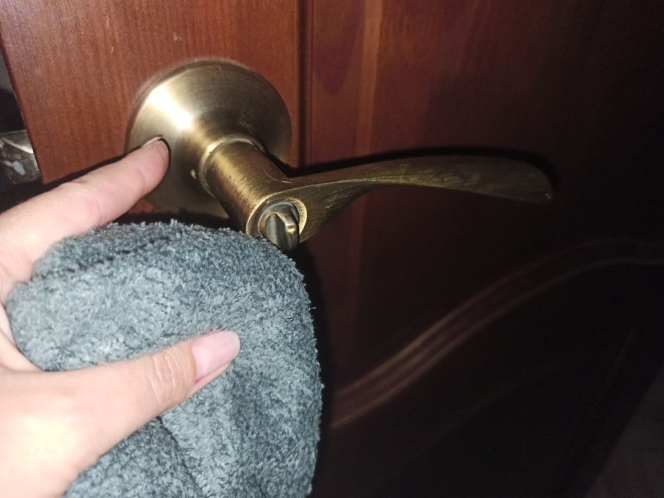 Почему стоит уделить внимание чистке дверных ручек: простые советы по уходу