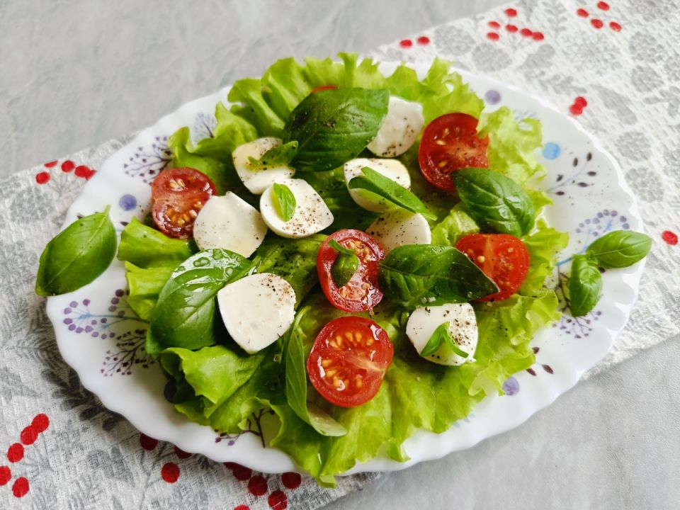 Салат Капрезе: Итальянская классика на вашем столе