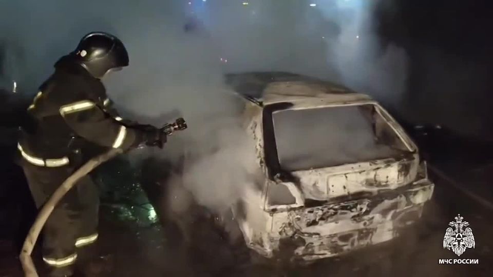 Опубликовано видео пожара в гаражном кооперативе в Твери