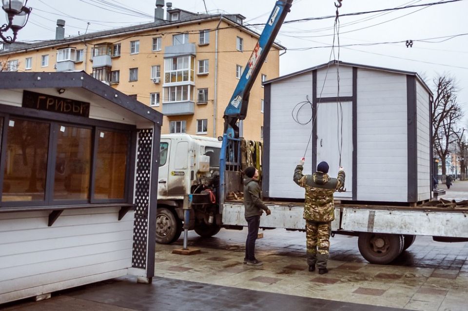 В центре Твери устанавливают домики для Рождественской ярмарки