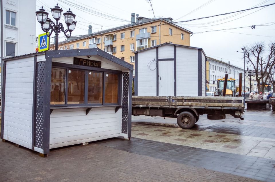 На бульваре Радищева в Твери начались работы по установке домиков для праздничной торговли на Рождественской ярмарке