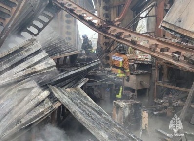 Сильный пожар на площади 1000 квадратных метров бушует под Тверью