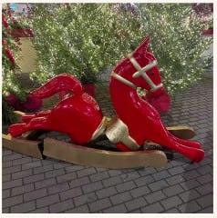 В Твери "Гринч" ради фото сломал праздничную лошадь-качалку у входа в кафе В Твери "Гринч" ради фото сломал праздничную лошадь-качалку у входа в кафе