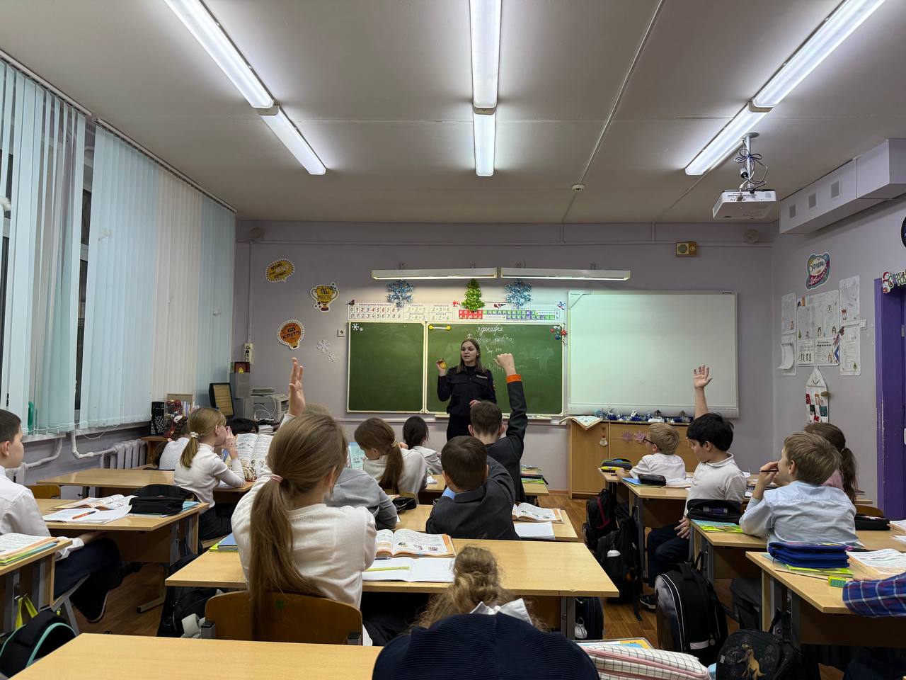 Сотрудники Госавтоинспекции города Твери провели занятия для учеников Гимназии № 12 по безопасности дорожного движения - «Моя безопасность на дороге» Сотрудники Госавтоинспекции города Твери провели занятия для учеников Гимназии № 12 по безопасности дорожного движения - «Моя безопасность на дороге»