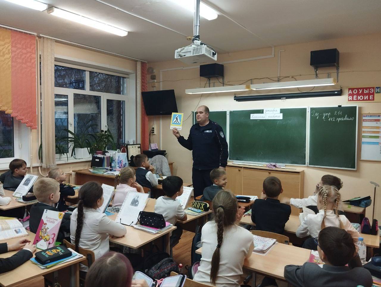 Сотрудники Госавтоинспекции города Твери провели занятия для учеников Гимназии № 12 по безопасности дорожного движения - «Моя безопасность на дороге»