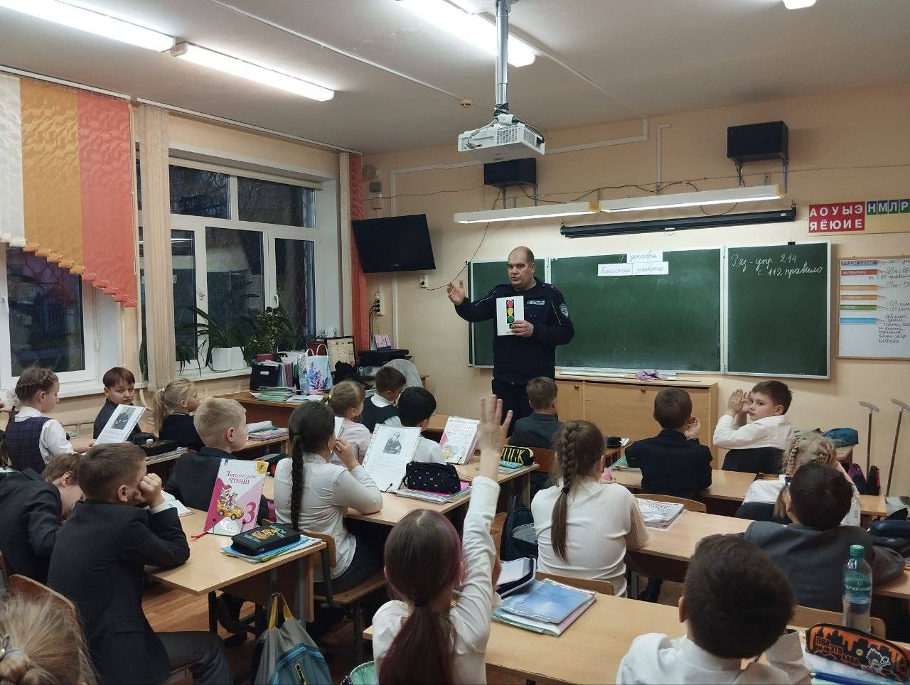 Сотрудники Госавтоинспекции города Твери провели занятия для учеников Гимназии № 12 по безопасности дорожного движения - «Моя безопасность на дороге» Сотрудники Госавтоинспекции города Твери провели занятия для учеников Гимназии № 12 по безопасности дорожного движения - «Моя безопасность на дороге»