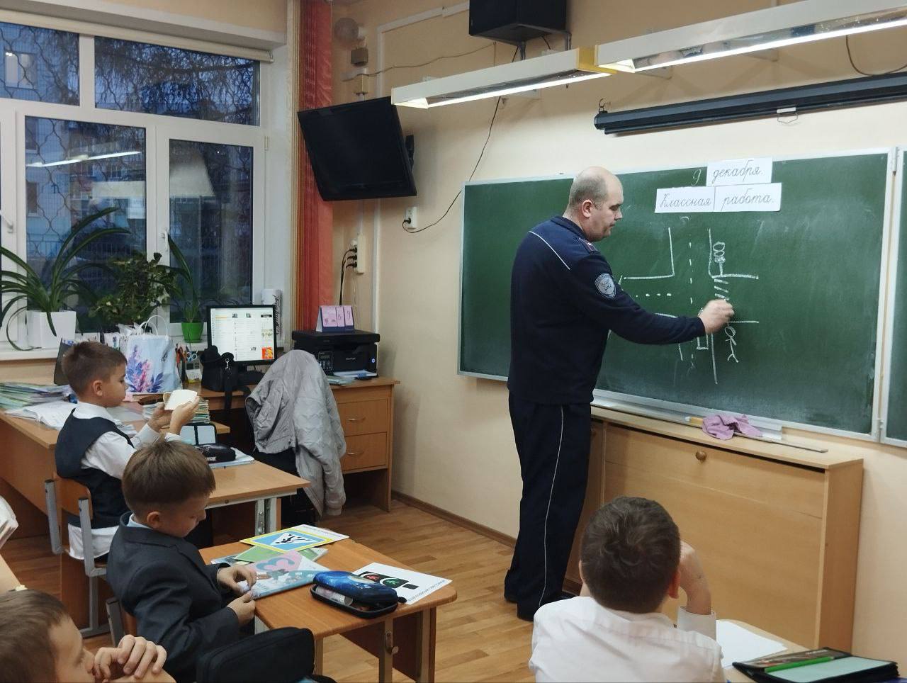 Сотрудники Госавтоинспекции города Твери провели занятия для учеников Гимназии № 12 по безопасности дорожного движения - «Моя безопасность на дороге» Сотрудники Госавтоинспекции города Твери провели занятия для учеников Гимназии № 12 по безопасности дорожного движения - «Моя безопасность на дороге»