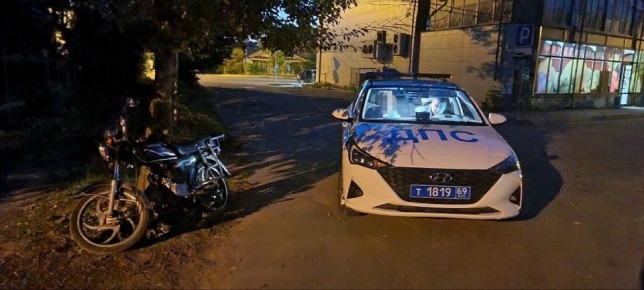 В Твери пьяный подросток катался ночью без прав на мопеде