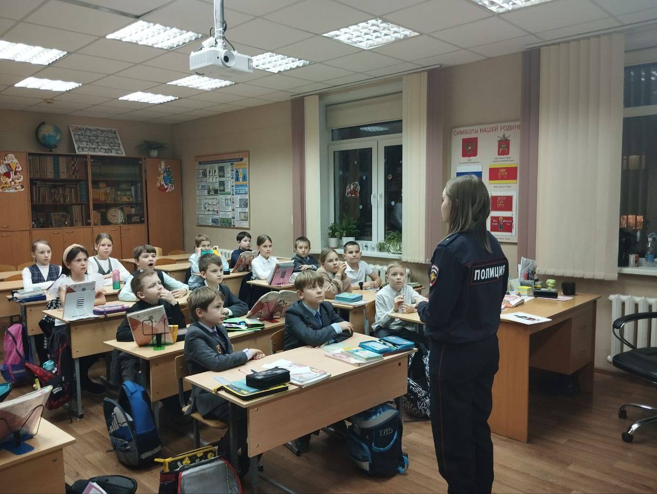 Сотрудники Госавтоинспекции города Твери провели занятия для учеников Гимназии № 12 по безопасности дорожного движения - «Моя безопасность на дороге» Сотрудники Госавтоинспекции города Твери провели занятия для учеников Гимназии № 12 по безопасности дорожного движения - «Моя безопасность на дороге»