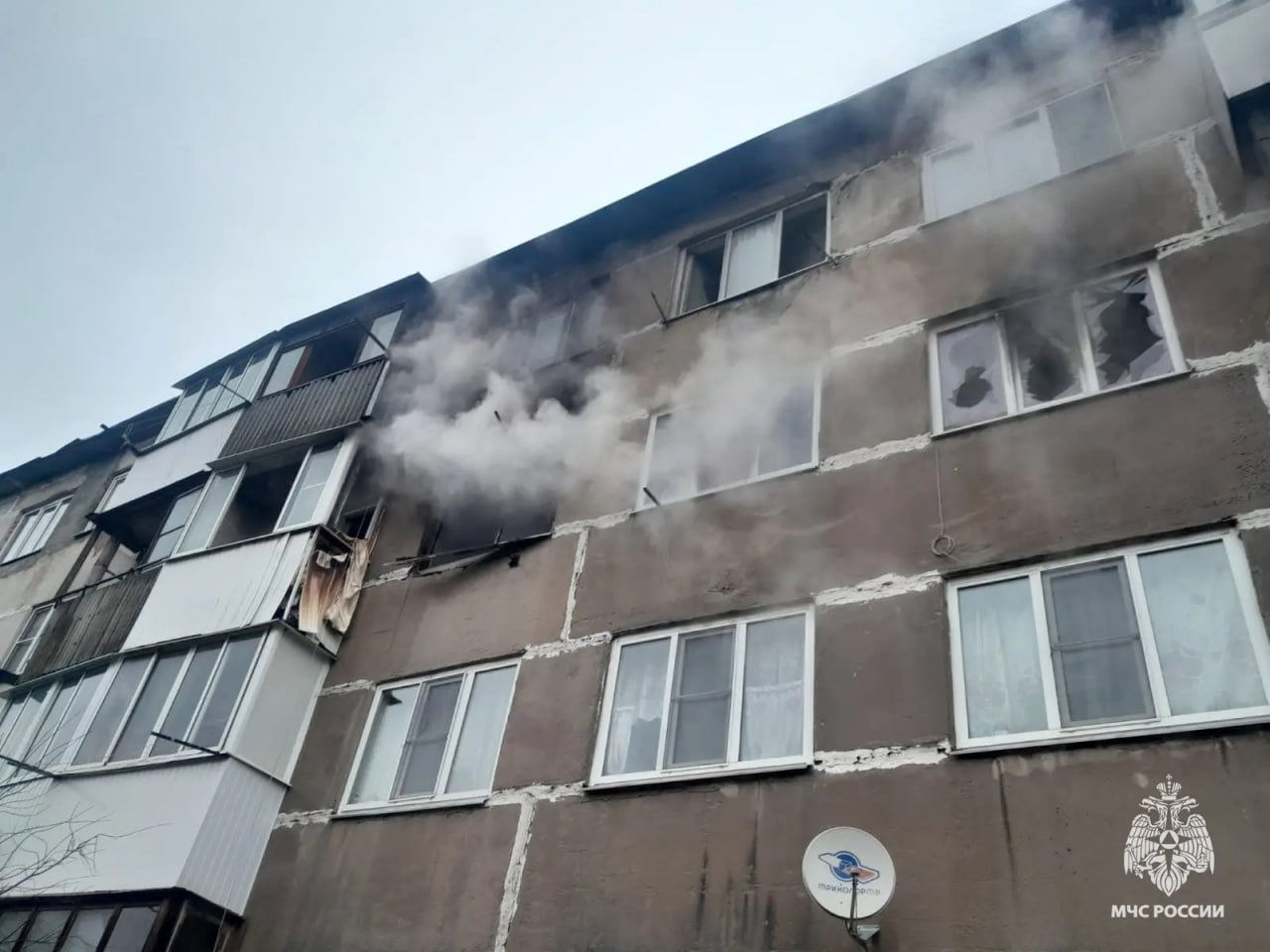 В поселке под Тверью из горящего дома спасли двух женщин, 20 жильцов эвакуировали В поселке под Тверью из горящего дома спасли двух женщин, 20 жильцов эвакуировали