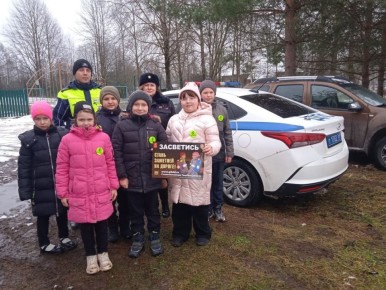 В Удомле госавтоинспекторы провели профилактическую акцию «Засветись!»