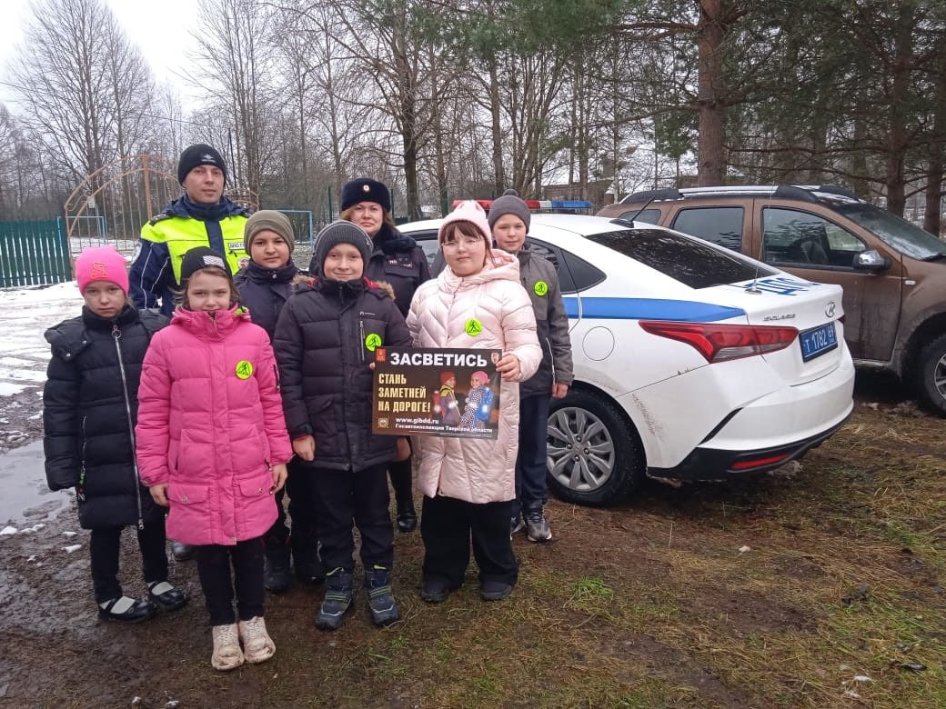 В Удомле госавтоинспекторы провели профилактическую акцию «Засветись!»