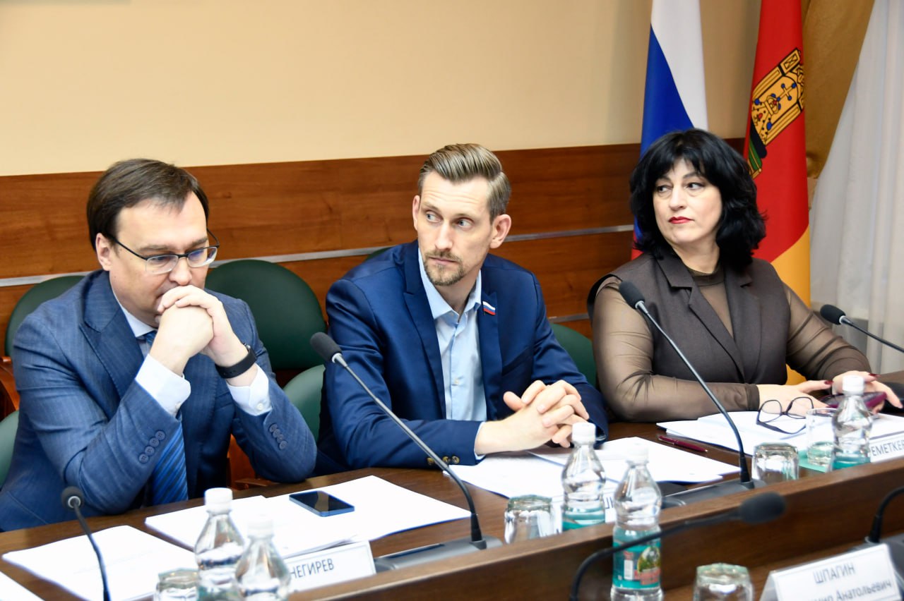 Три вопроса повестки дня заседания комитета по экономической политике и предпринимательству было рассмотрено под председательством Олега Лебедева 11 декабря Три вопроса повестки дня заседания комитета по экономической политике и предпринимательству было рассмотрено под председательством Олега Лебедева 11 декабря