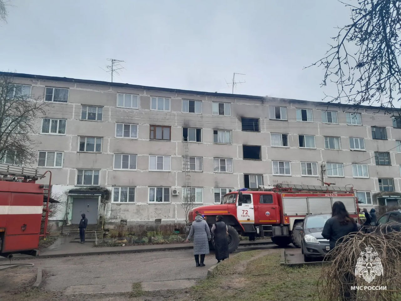 В поселке под Тверью из горящего дома спасли двух женщин, 20 жильцов эвакуировали