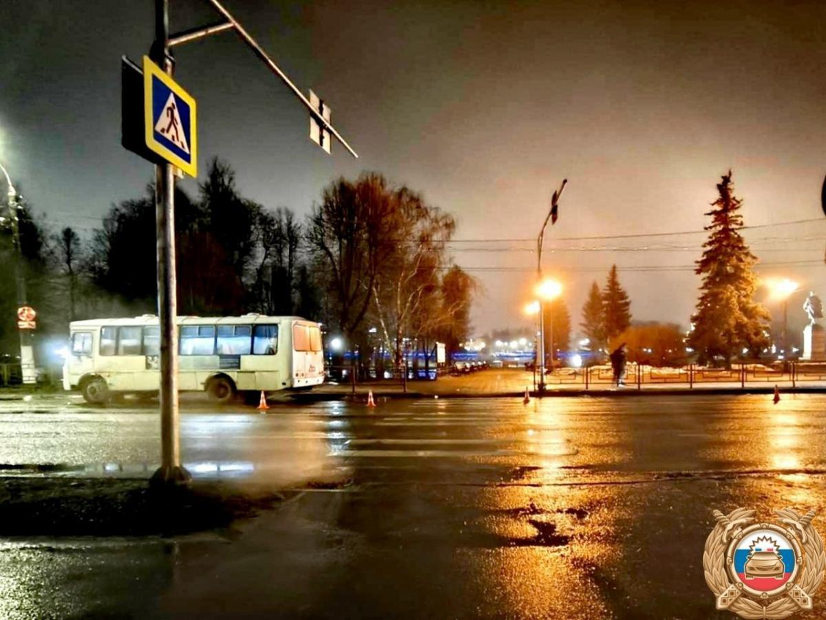 В Твери водитель на "ПАЗе" сбил двух женщин на "зебре" В Твери водитель на "ПАЗе" сбил двух женщин на "зебре"