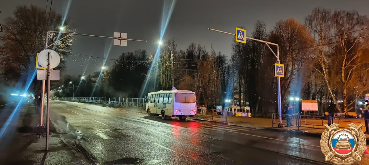 В Твери водитель на "ПАЗе" сбил двух женщин на "зебре"