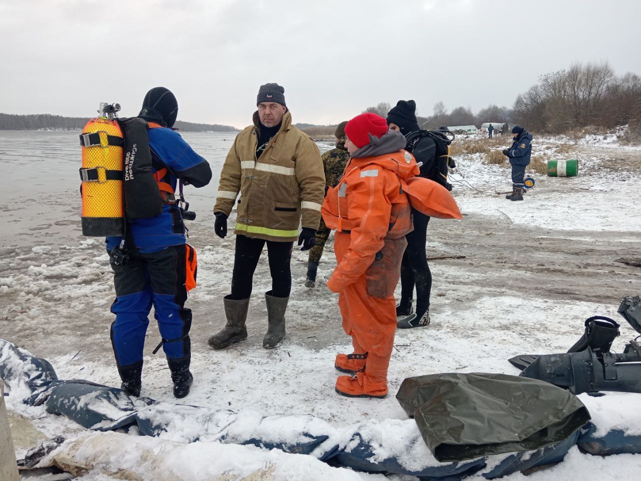 Опубликованы фотографии поисковых работ на месте крушения тверского Ан-22 Опубликованы фотографии поисковых работ на месте крушения тверского Ан-22