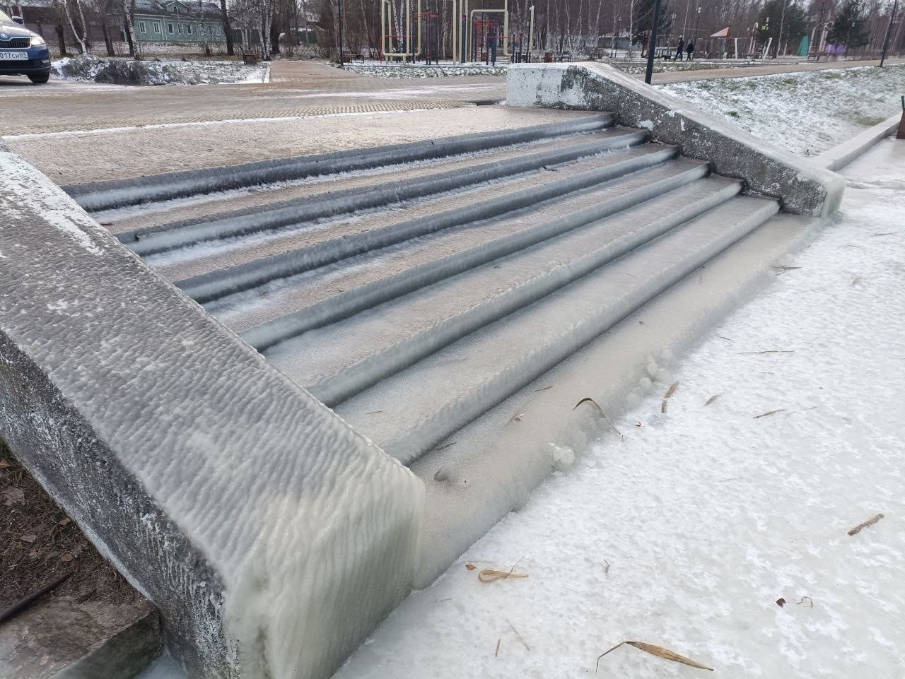 Брызги и мороз создали ледяную сказку на набережной в Калязине Брызги и мороз создали ледяную сказку на набережной в Калязине