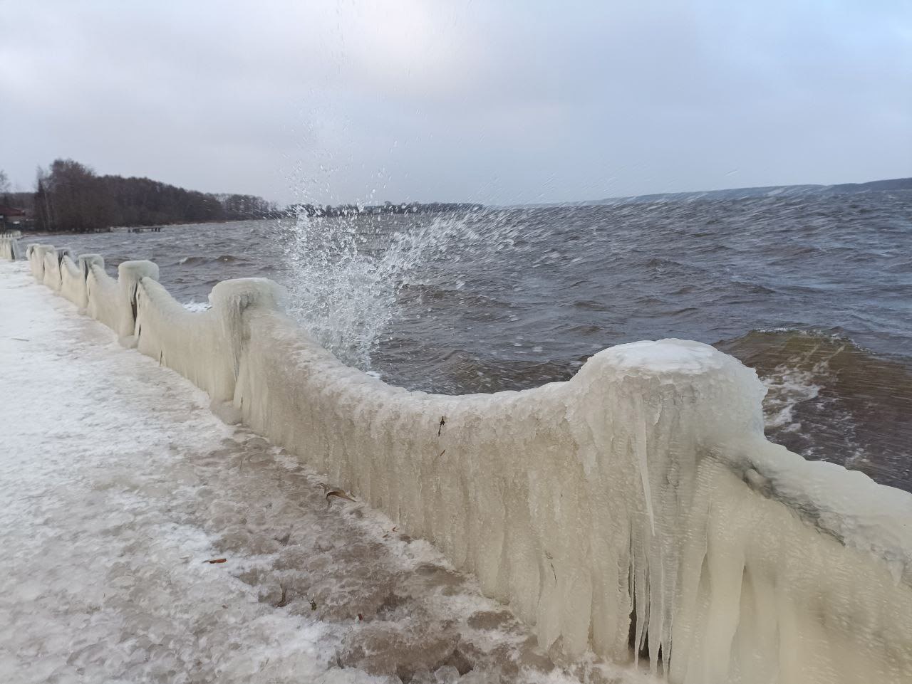 Брызги и мороз создали ледяную сказку на набережной в Калязине Брызги и мороз создали ледяную сказку на набережной в Калязине