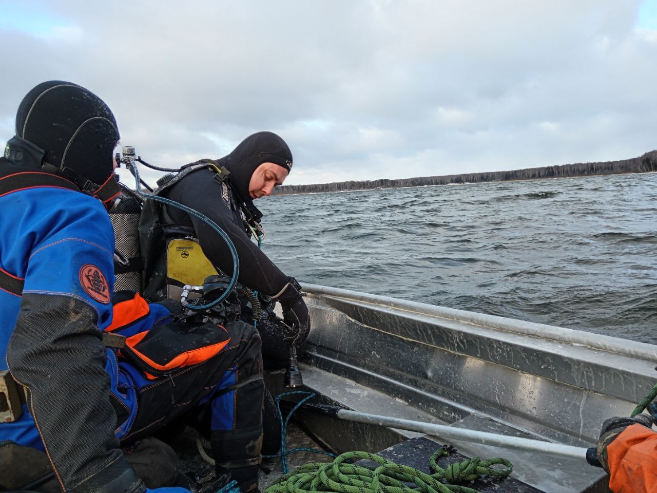Опубликованы фотографии поисковых работ на месте крушения тверского Ан-22 Опубликованы фотографии поисковых работ на месте крушения тверского Ан-22
