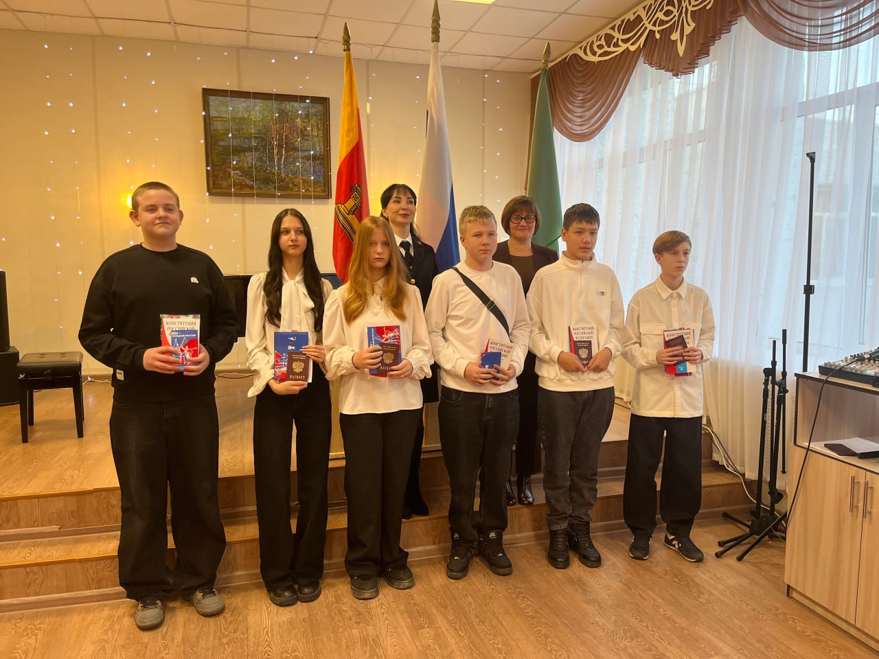 Будущим избирателям России торжественно вручили паспорта Будущим избирателям России торжественно вручили паспорта