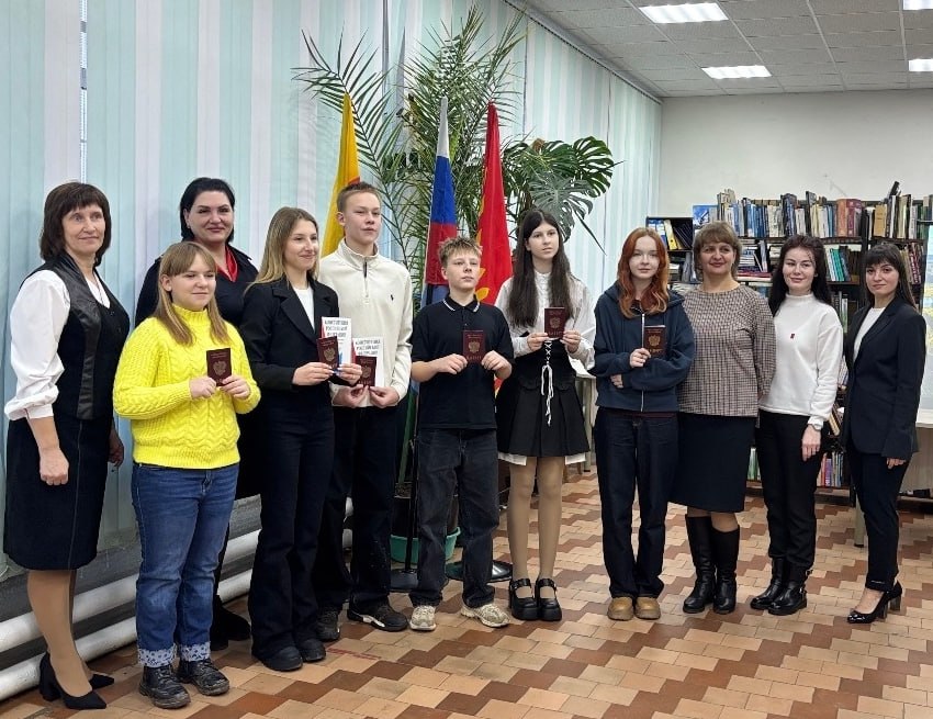 Будущим избирателям России торжественно вручили паспорта Будущим избирателям России торжественно вручили паспорта