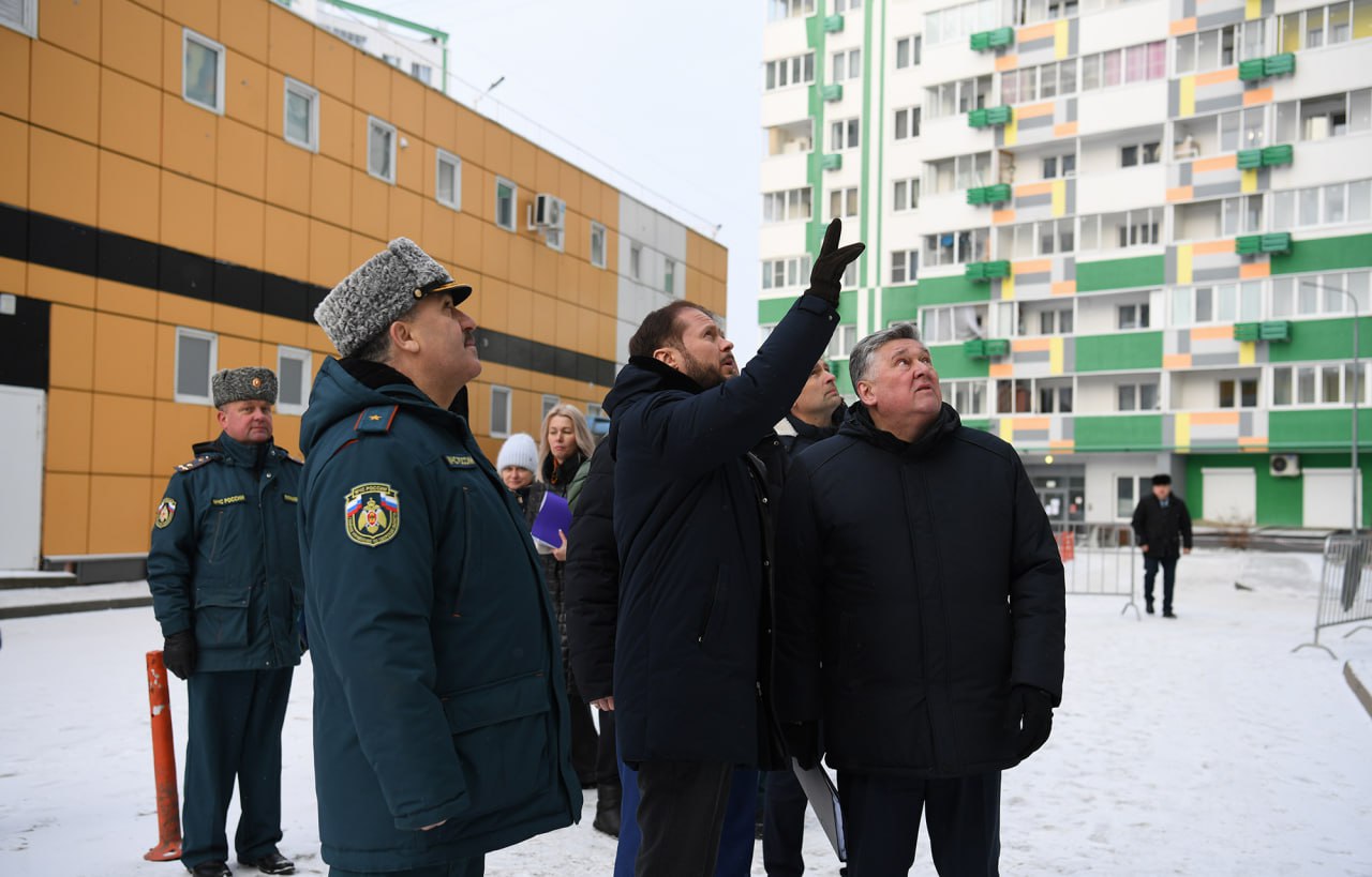 15 декабря врио Губернатора Тверской области Виталий Королев проинспектировал ход восстановительных работ в многоквартирном доме на улице Оснабрюкской в Твери, пострадавшем в результате отражения атаки БПЛА ночью 12 декабря