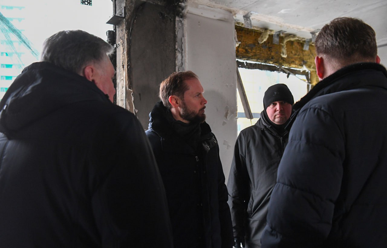 15 декабря врио Губернатора Тверской области Виталий Королев проинспектировал ход восстановительных работ в многоквартирном доме на улице Оснабрюкской в Твери, пострадавшем в результате отражения атаки БПЛА ночью 12 декабря 15 декабря врио Губернатора Тверской области Виталий Королев проинспектировал ход восстановительных работ в многоквартирном доме на улице Оснабрюкской в Твери, пострадавшем в результате отражения атаки БПЛА ночью 12 декабря