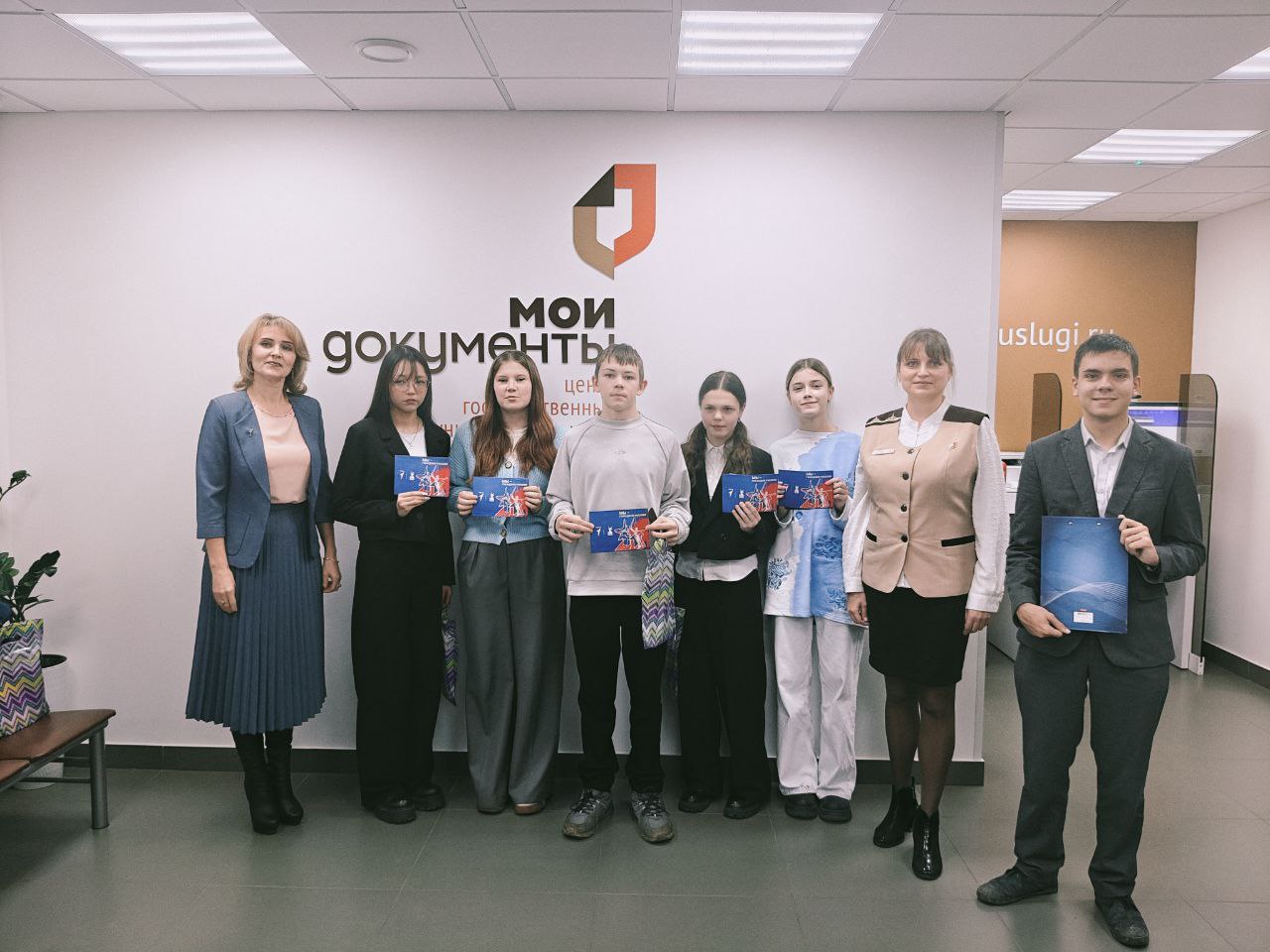 Будущим избирателям России торжественно вручили паспорта Будущим избирателям России торжественно вручили паспорта