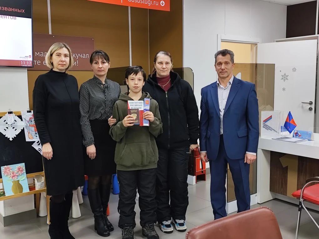 Будущим избирателям России торжественно вручили паспорта Будущим избирателям России торжественно вручили паспорта