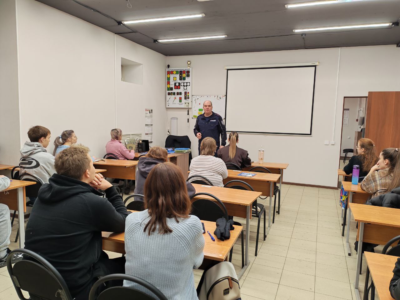 Тверские автоинспекторы провели беседу по Правилам дорожного движения с кандидатами в водители