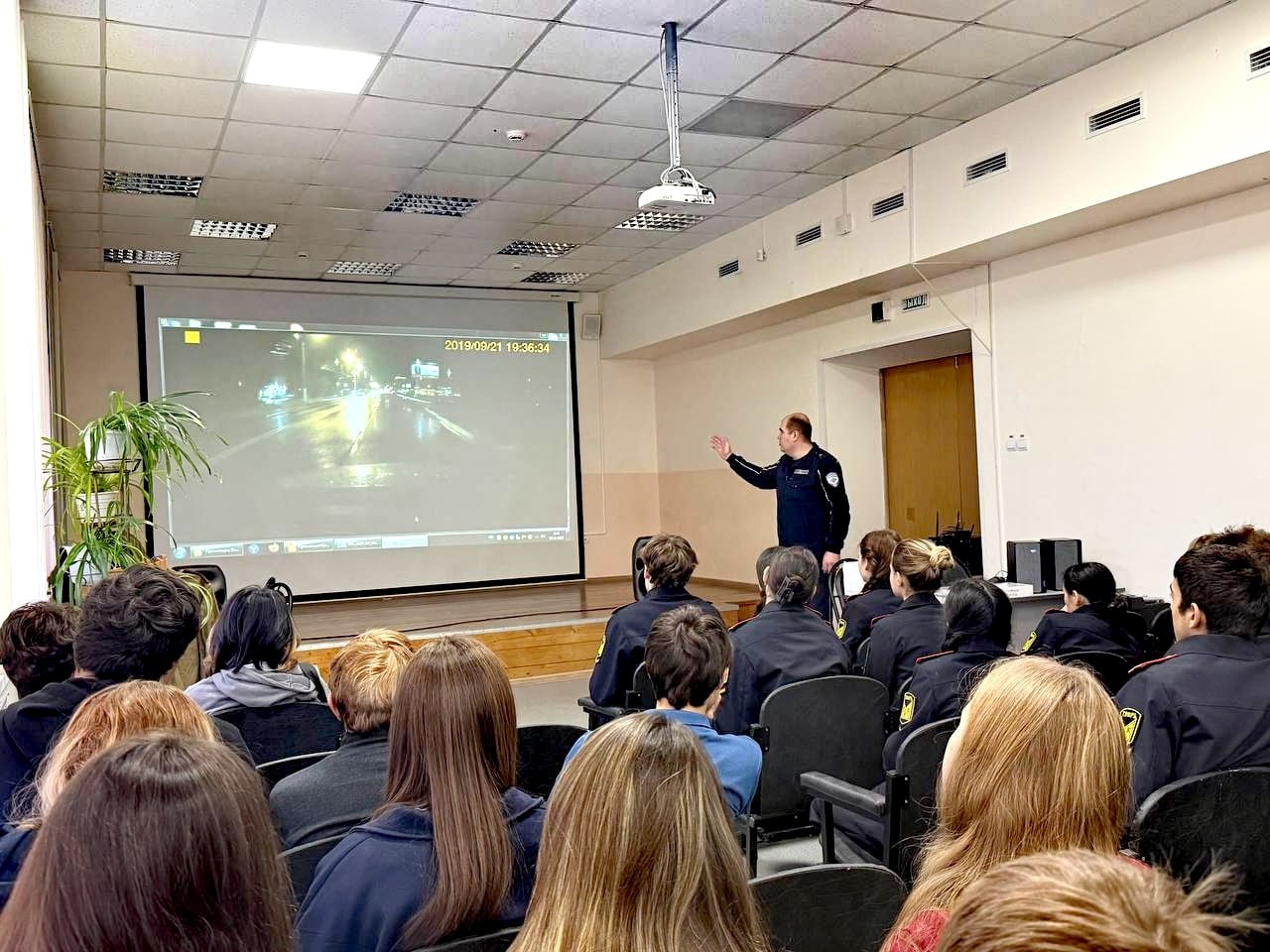 17 декабря в рамках профилактического мероприятия сотрудники Госавтоинспекции города Твери посетили учащихся МОУ СОШ № 16 с целью проведения профилактических бесед с учащимися по безопасности дорожного движения 17 декабря в рамках профилактического мероприятия сотрудники Госавтоинспекции города Твери посетили учащихся МОУ СОШ № 16 с целью проведения профилактических бесед с учащимися по безопасности дорожного движения