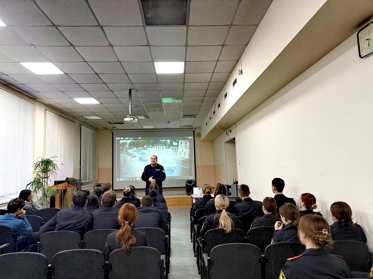 17 декабря в рамках профилактического мероприятия сотрудники Госавтоинспекции города Твери посетили учащихся МОУ СОШ № 16 с целью проведения профилактических бесед с учащимися по безопасности дорожного движения 17 декабря в рамках профилактического мероприятия сотрудники Госавтоинспекции города Твери посетили учащихся МОУ СОШ № 16 с целью проведения профилактических бесед с учащимися по безопасности дорожного движения