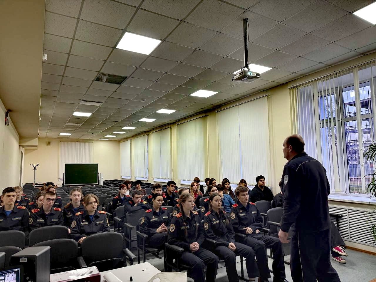 17 декабря в рамках профилактического мероприятия сотрудники Госавтоинспекции города Твери посетили учащихся МОУ СОШ № 16 с целью проведения профилактических бесед с учащимися по безопасности дорожного движения 17 декабря в рамках профилактического мероприятия сотрудники Госавтоинспекции города Твери посетили учащихся МОУ СОШ № 16 с целью проведения профилактических бесед с учащимися по безопасности дорожного движения