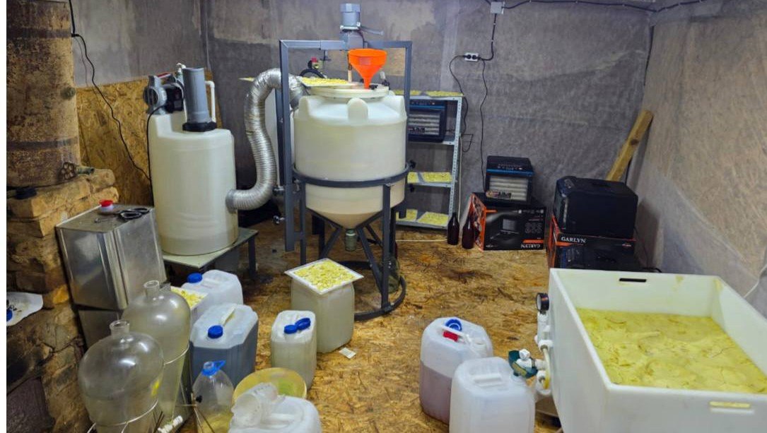 Появилось видео из крупной нарколаборатории в глухой деревне в Тверской области