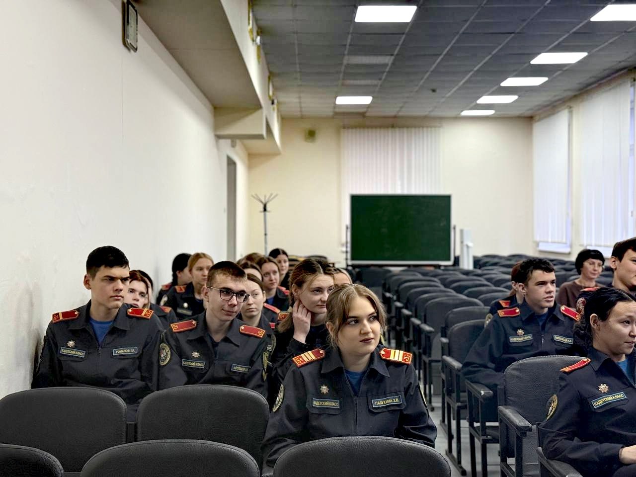 17 декабря в рамках профилактического мероприятия сотрудники Госавтоинспекции города Твери посетили учащихся МОУ СОШ № 16 с целью проведения профилактических бесед с учащимися по безопасности дорожного движения 17 декабря в рамках профилактического мероприятия сотрудники Госавтоинспекции города Твери посетили учащихся МОУ СОШ № 16 с целью проведения профилактических бесед с учащимися по безопасности дорожного движения