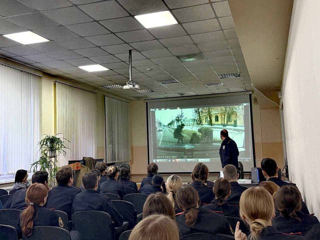 17 декабря в рамках профилактического мероприятия сотрудники Госавтоинспекции города Твери посетили учащихся МОУ СОШ № 16 с целью проведения профилактических бесед с учащимися по безопасности дорожного движения 17 декабря в рамках профилактического мероприятия сотрудники Госавтоинспекции города Твери посетили учащихся МОУ СОШ № 16 с целью проведения профилактических бесед с учащимися по безопасности дорожного движения