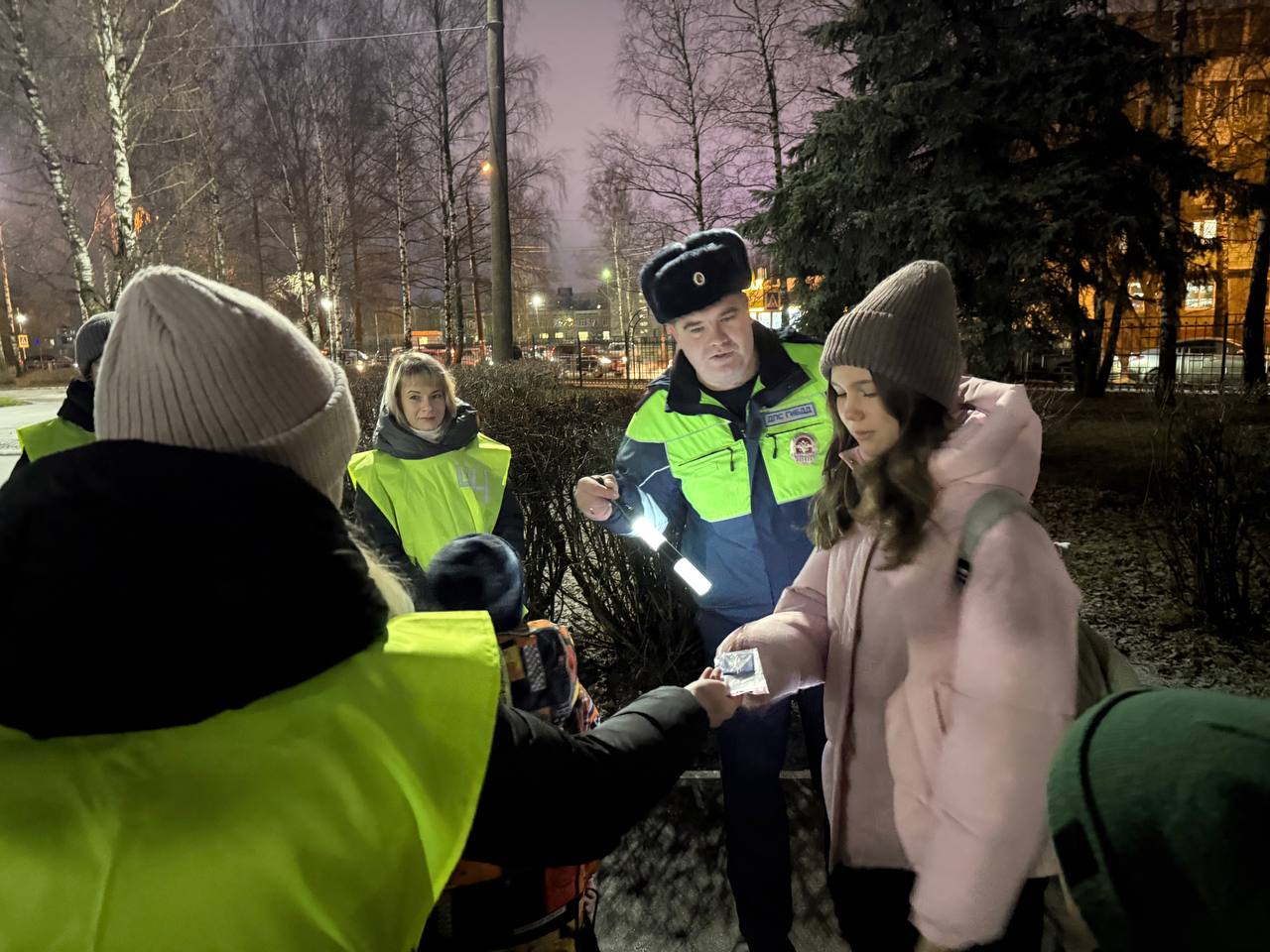 18 декабря 2025 года, в рамках профилактического мероприятия «Безопасные каникулы», на территории Гимназии N44 г. Твери сотрудники Госавтоинспекции совместно с представителями родительского патруля проверили наличие... 18 декабря 2025 года, в рамках профилактического мероприятия «Безопасные каникулы», на территории Гимназии N44 г. Твери сотрудники Госавтоинспекции совместно с представителями родительского патруля проверили наличие...