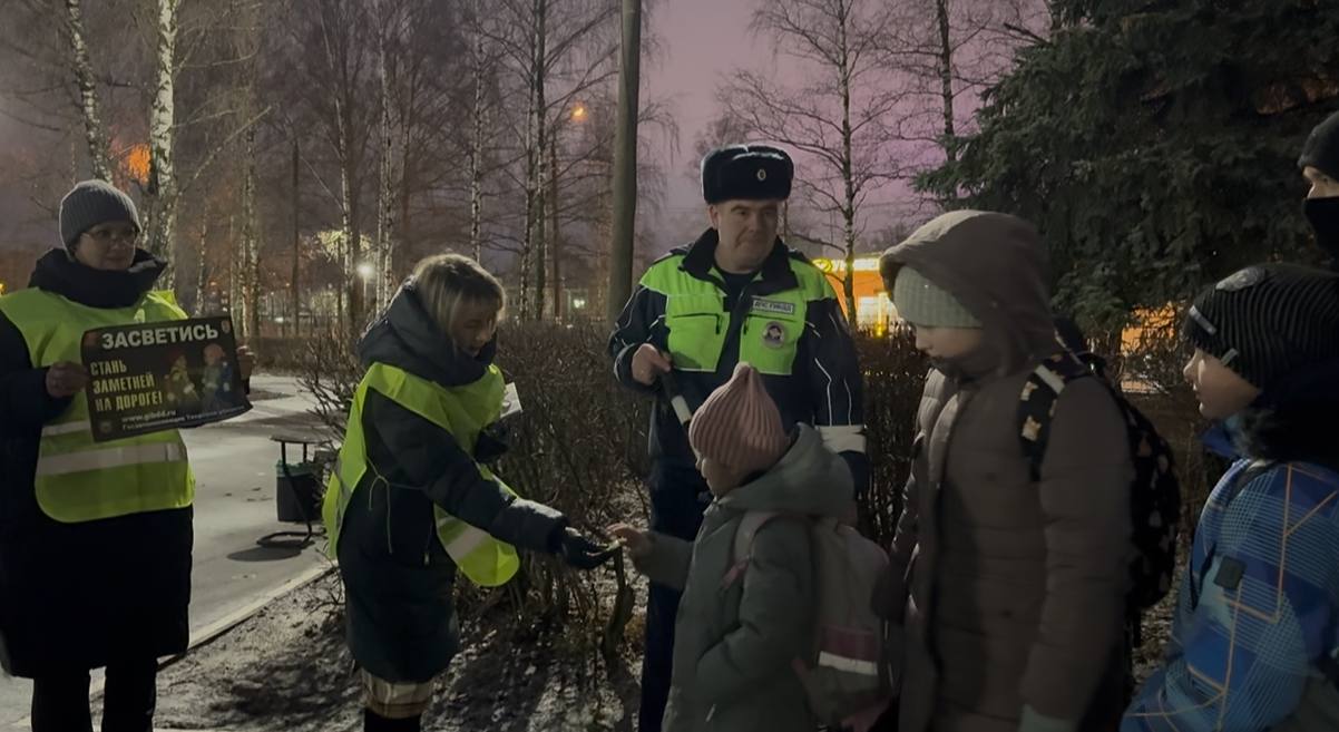 18 декабря 2025 года, в рамках профилактического мероприятия «Безопасные каникулы», на территории Гимназии N44 г. Твери сотрудники Госавтоинспекции совместно с представителями родительского патруля проверили наличие... 18 декабря 2025 года, в рамках профилактического мероприятия «Безопасные каникулы», на территории Гимназии N44 г. Твери сотрудники Госавтоинспекции совместно с представителями родительского патруля проверили наличие...