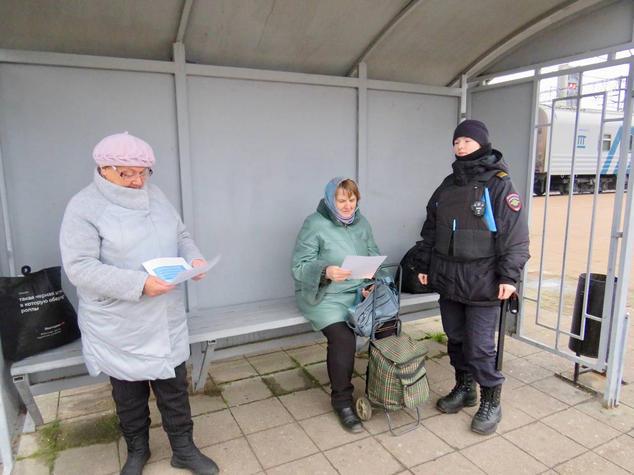 Тверские транспортные полицейские провели информационно-профилактическую акцию «Осторожно! мошенники!» Тверские транспортные полицейские провели информационно-профилактическую акцию «Осторожно! мошенники!»