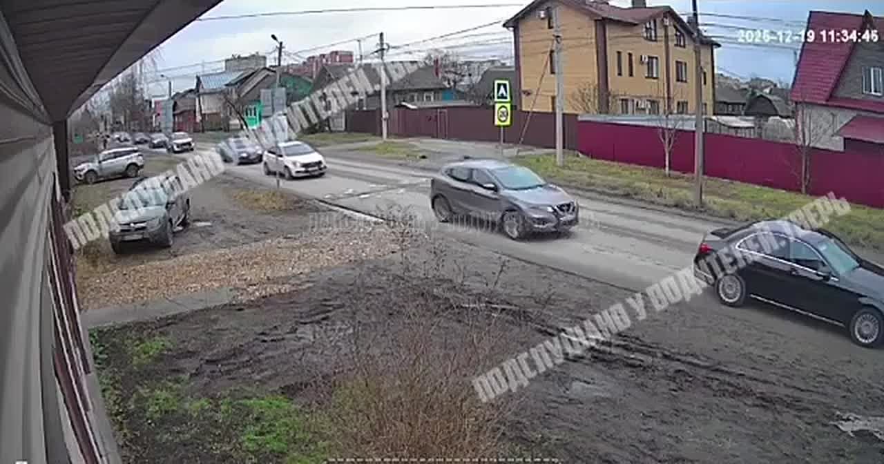 Появилось видео нарушения ПДД женщиной, которая сбила двух детей