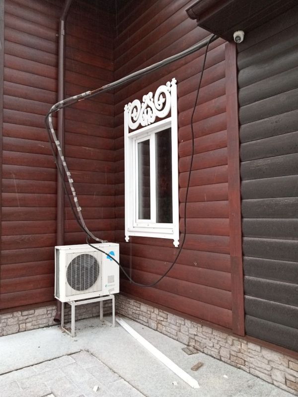 Опубликовали видео, как неадекватный вандал разгромил территорию храма в Тверской области