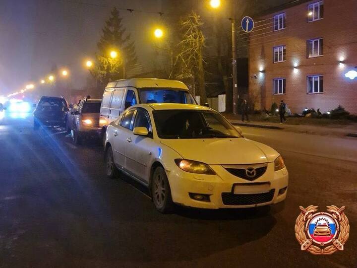 В Твери собрался "паравозик" из пяти машин - есть пострадавшие