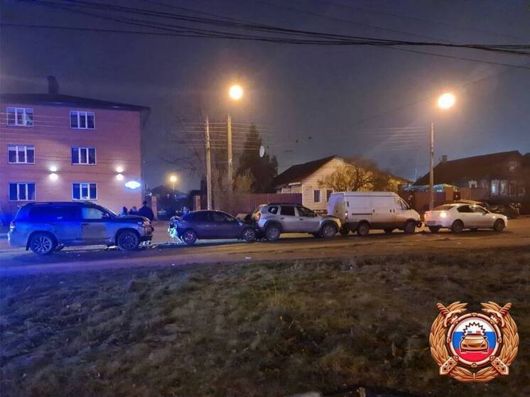 В Твери собрался "паравозик" из пяти машин - есть пострадавшие В Твери собрался "паравозик" из пяти машин - есть пострадавшие