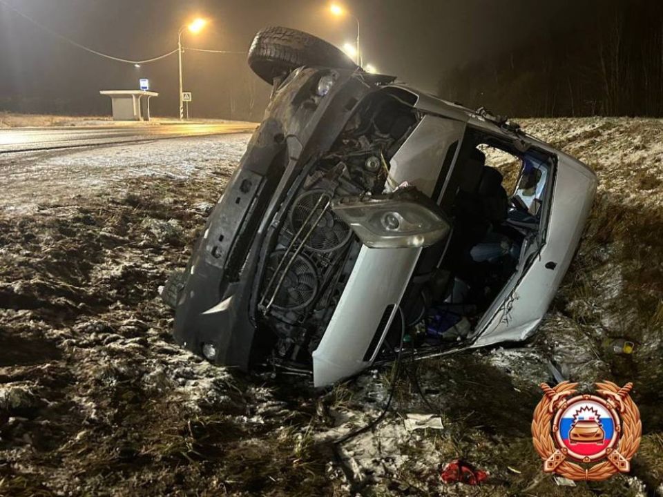 В Тверской области перевернулся микроавтобус, есть пострадавшие