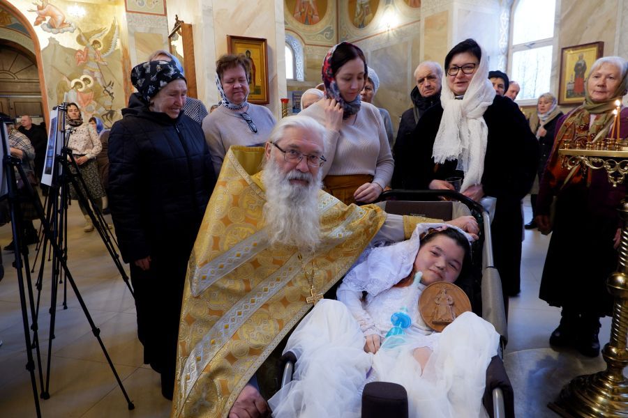 Творчество без границ: в Твери открылась выставка картин парализованной девушки